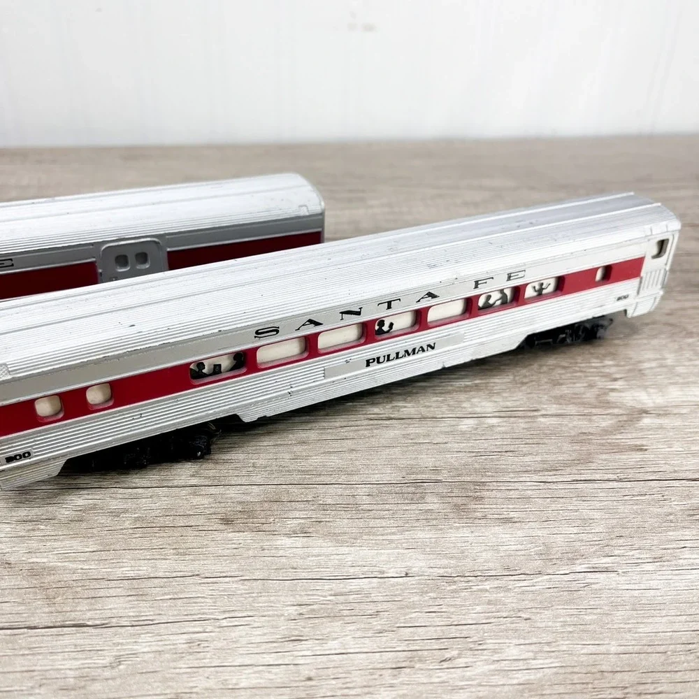 Pair of Tyco HO Gauge Santa Fe Red Stripe Passenger Cars Tavern & Pullman‎